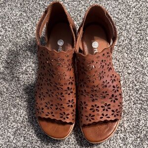 Remonte Soft Floral Cutout Brown Sandals